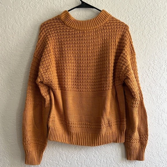 Women’s Gold Knit Sweater size Medium - Picture 2 of 2